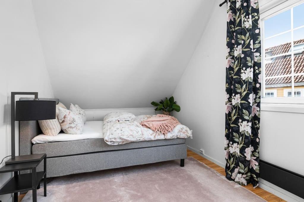 I Bakklandet Med Parkering Og Hage *